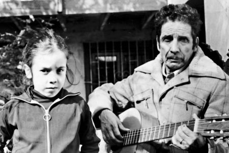 El músico y escritor Roberto Parra (1921-1995), retratado junto a su hija Leonora.